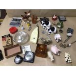A MIXED BOX OF COLLECTABLES INCLUDING A PAIR OF CERAMIC COWS, SALT AND PEPPERS, AND A BRONZE HOUSE