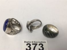 A GROUP OF THREE MODERN LADIES SILVER DRESS RINGS, 30G
