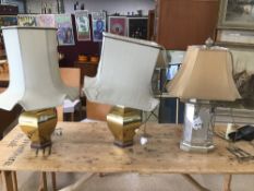 A PAIR OF GOLD COLOURED SIDE LAMPS WITH A MIRRORED LAMP