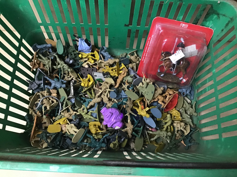A COLLECTION OF MAINLY PLASTIC SOLDIERS