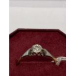 AN 18CT GOLD AND PLATINUM LADIES DIAMOND RING, UK SIZE O, 1.8G