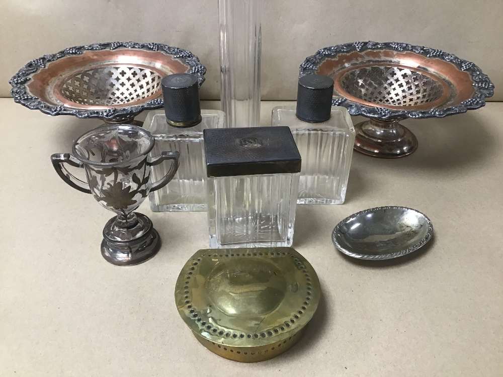 A MIXED LOT OF SILVER PLATED ITEMS INCLUDING VINTAGE GLASS BOTTLES WITH METAL TOPS - Image 3 of 6