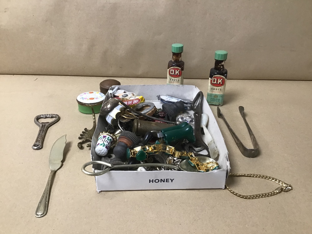 A MIXED BOX OF ITEMS INCLUDING SUGAR TONGS/BOTTLE OPENERS ETC - Image 3 of 3