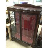 A VINTAGE MAHOGANY GLASS DISPLAY CABINET WITH TWO SHELFS