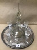A CLEAR GLASS DECANTER WITH FOUR ETCHED DRINKING GLASSES ALSO A PINDER BROS SILVER PLATED TRAY