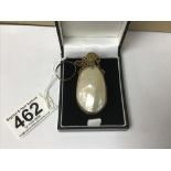 AN ORNATE MOTHER OF PEARL SNUFF/PERFUME BOTTLE ON CHAIN, 6.5CM HIGH
