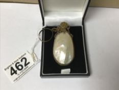 AN ORNATE MOTHER OF PEARL SNUFF/PERFUME BOTTLE ON CHAIN, 6.5CM HIGH