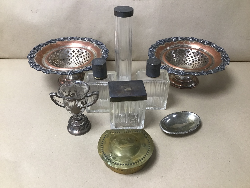 A MIXED LOT OF SILVER PLATED ITEMS INCLUDING VINTAGE GLASS BOTTLES WITH METAL TOPS