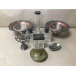 A MIXED LOT OF SILVER PLATED ITEMS INCLUDING VINTAGE GLASS BOTTLES WITH METAL TOPS