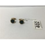 A PAIR OF 9CT GOLD CUFFLINKS WITH POLISHED GREEN STONE INSERT TO TOP, HALLMARKED BIRMINGHAM BY S J