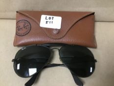 A PAIR OF RAYBAN SUNGLASSES WITH CASE