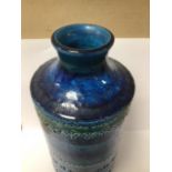 A MID CENTURY ITALIAN ART POTTERY VASE BY ALDO LONDI FOR BITOSSI, BLUE IN COLOUR, 26CM HIGH