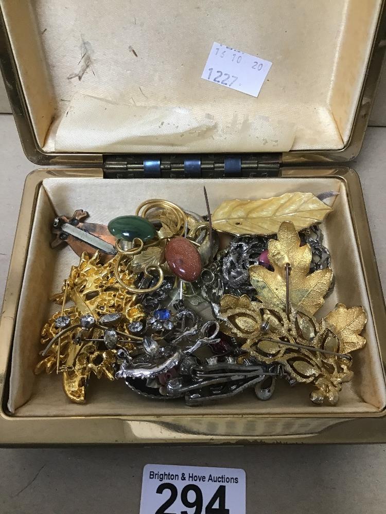 A BOX OF ASSORTED COSTUME JEWELLERY, MOSTLY BROOCHES - Bild 2 aus 3
