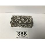 AN EDWARDIAN SILVER SNUFF BOX OF RECTANGULAR FORM, DECORATED WITH EMBOSSED FIGURAL SCENES,