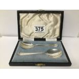 A PAIR OF ART DECO STYLE SILVER SPOONS, HALLMARKED SHEFFIELD 1944 BY ALLENS, IN FITTED BOX, 28G