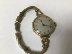 AN EARLY LADIES 18CT GOLD CASED WRISTWATCH, THE SILVERED DIAL WITH ARABIC NUMERALS DENOTING HOURS