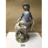 A LARGE LLADRO PORCELAIN FIGURE GROUP "AFTERNOON JAUNT" NUMBERED 5855, 27CM HIGH