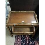 A VINTAGE RETRO TWO TIER TEA TROLLEY WITH REMOVABLE TRAY