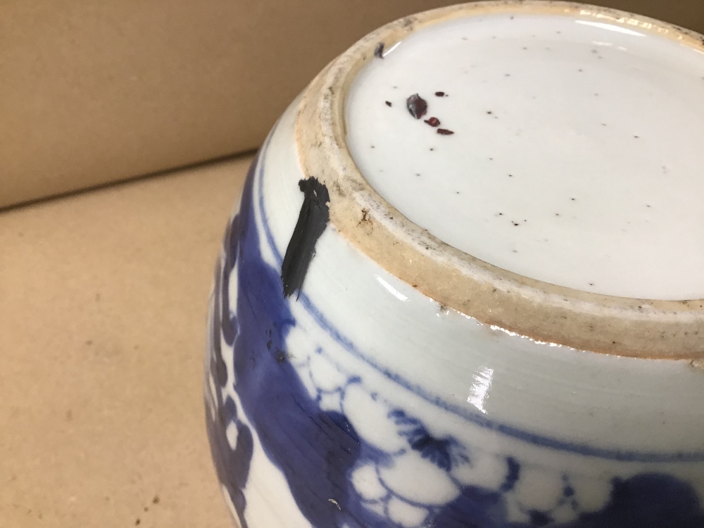 A CHINESE KANGXI BLUE AND WHITE GINGER JAR, LACKING LID, FLORAL DECORATION, 14CM HIGH - Image 4 of 4