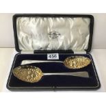 A PAIR OF WILLIAM IV HALLMARKED SILVER BERRY SPOONS WITH EMBOSSED GILT BOWLS WITH ORIGINAL CASE,