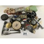 A QUANTITY OF MIXED COLLECTABLES,MEDALS,MATCH STRIKERS,BROOCHES AND COINS