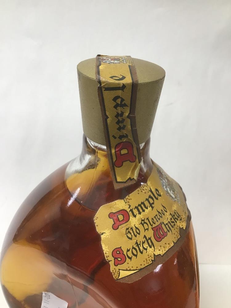 A RARE BLENDED WHISKEY DIMPLE 70% PROOF SEALED WITH A BOXED MINIATURE. - Bild 6 aus 7
