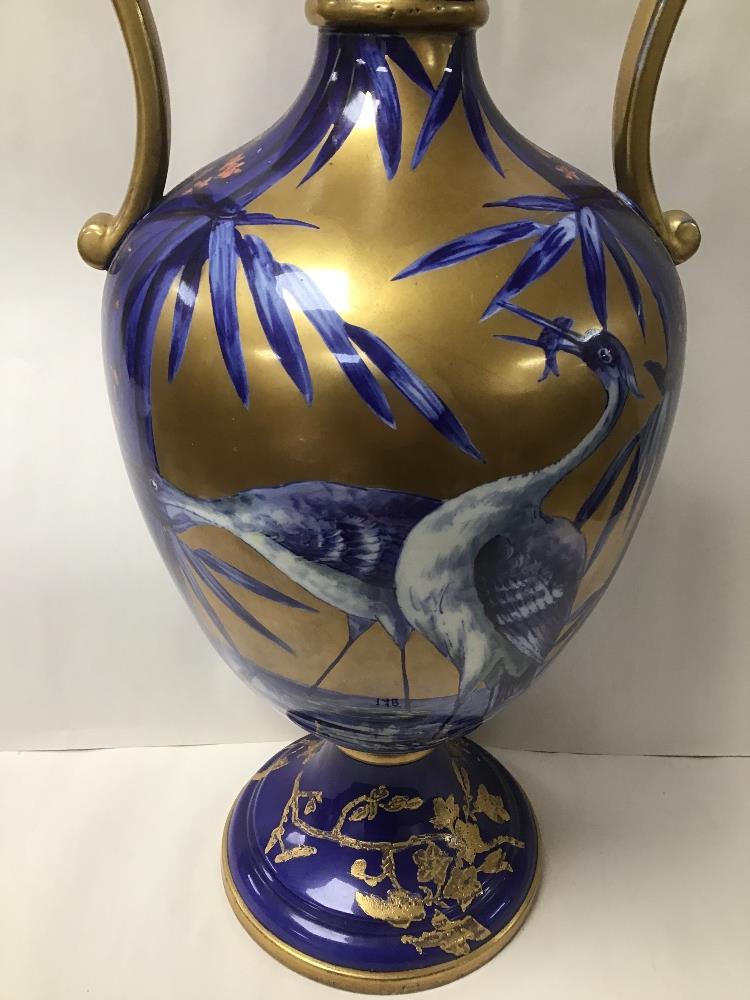 A LARGE VICTORIAN TWO HANDLED VASE DECORATED WITH BLUE AND WHITE SCENES OF STORKS EATING, BLUE AND - Image 3 of 4