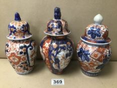 A GROUP OF THREE JAPANESE IMARI LIDDED VASES, LARGEST 23CM HIGH