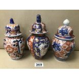 A GROUP OF THREE JAPANESE IMARI LIDDED VASES, LARGEST 23CM HIGH