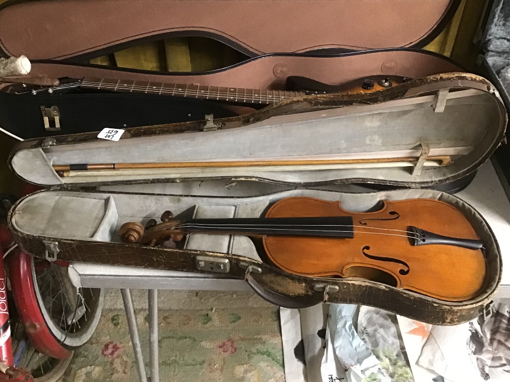 A VINTAGE VIOLIN IN LEATHER HARDCASE WITH A NICE BOW