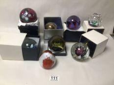 EIGHT GLASS PAPERWEIGHTS INCLUDING (JONATHON HARRIS, SELKIRK) SOME BOXED