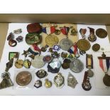 A BOX OF ASSORTED MEDALLIONS AND BADGES, 1990-91 GULF MEDAL MINIATURE AND MORE, SOME SILVER
