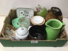 A MIXED BOX OF VINTAGE CHINA ITEMS INCLUDING CROWN DUCAL, ROYAL CHELSEA AND MORE