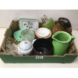 A MIXED BOX OF VINTAGE CHINA ITEMS INCLUDING CROWN DUCAL, ROYAL CHELSEA AND MORE