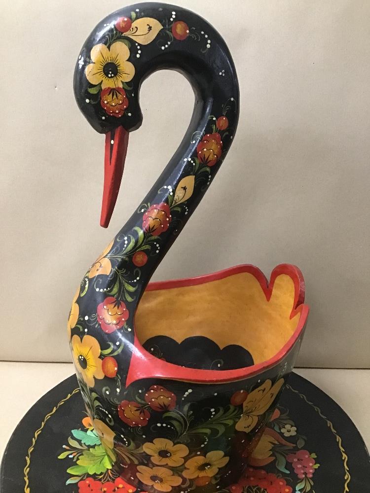 AN UNUSUAL CONTINENTAL PAPIER MACHE SWAN DISH WITH MATCHING TRAY, BOTH WITH FLORAL DECORATION ON A - Image 2 of 3