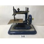 A MINIATURE HAND CRANK TOY SEWING MACHINE, 19CM HIGH