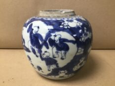 A CHINESE KANGXI BLUE AND WHITE GINGER JAR, LACKING LID, FLORAL DECORATION, 14CM HIGH