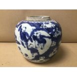 A CHINESE KANGXI BLUE AND WHITE GINGER JAR, LACKING LID, FLORAL DECORATION, 14CM HIGH