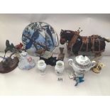 A MIXED BOX OF CHINA ITEMS INCLUDES SHIRE HORSE AND A WEDGEWOOD TWO HANDLED LIDDED DISH