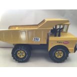 A METAL MIGHTY TONKA TIPPER TRUCK