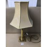 A BRASS COLUMN STYLE TABLE LAMP WITH SHADE