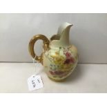 A ROYAL WORCESTER EWER PATTERN 1094 PAINTED FLORAL SPRAYS 13CMS