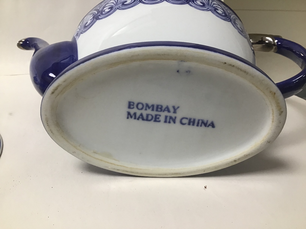 THREE PIECES OF CHINESE PORCELAIN, COMPRISING TWO BOWLS AND A TEA POT - Image 7 of 7