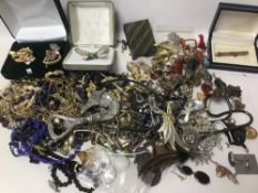A TIN OF MIXED COSTUME JEWELLERY