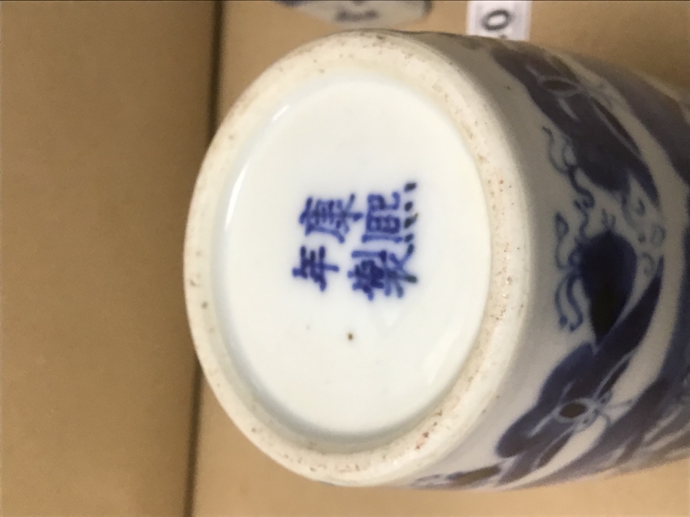 A CHINESE BLUE AND WHITE PORCELAIN TEA CADDY, LACKING LID, TOGETHER WITH A VASE OF BALUSTER FORM - Image 6 of 8