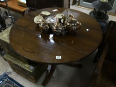 A VICTORIAN TILT TOP ROUND TABLE IN OAK