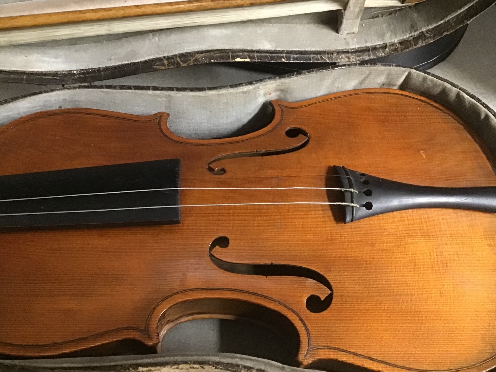 A VINTAGE VIOLIN IN LEATHER HARDCASE WITH A NICE BOW - Image 2 of 5