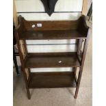 AN ARTS'N'CRAFTS OAK THREE TIER SHELF UNIT (16341)