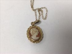 A FINE 9CT GOLD NECKLACE CHAIN WITH CAMEO PENDANT, 1.1G