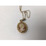 A FINE 9CT GOLD NECKLACE CHAIN WITH CAMEO PENDANT, 1.1G